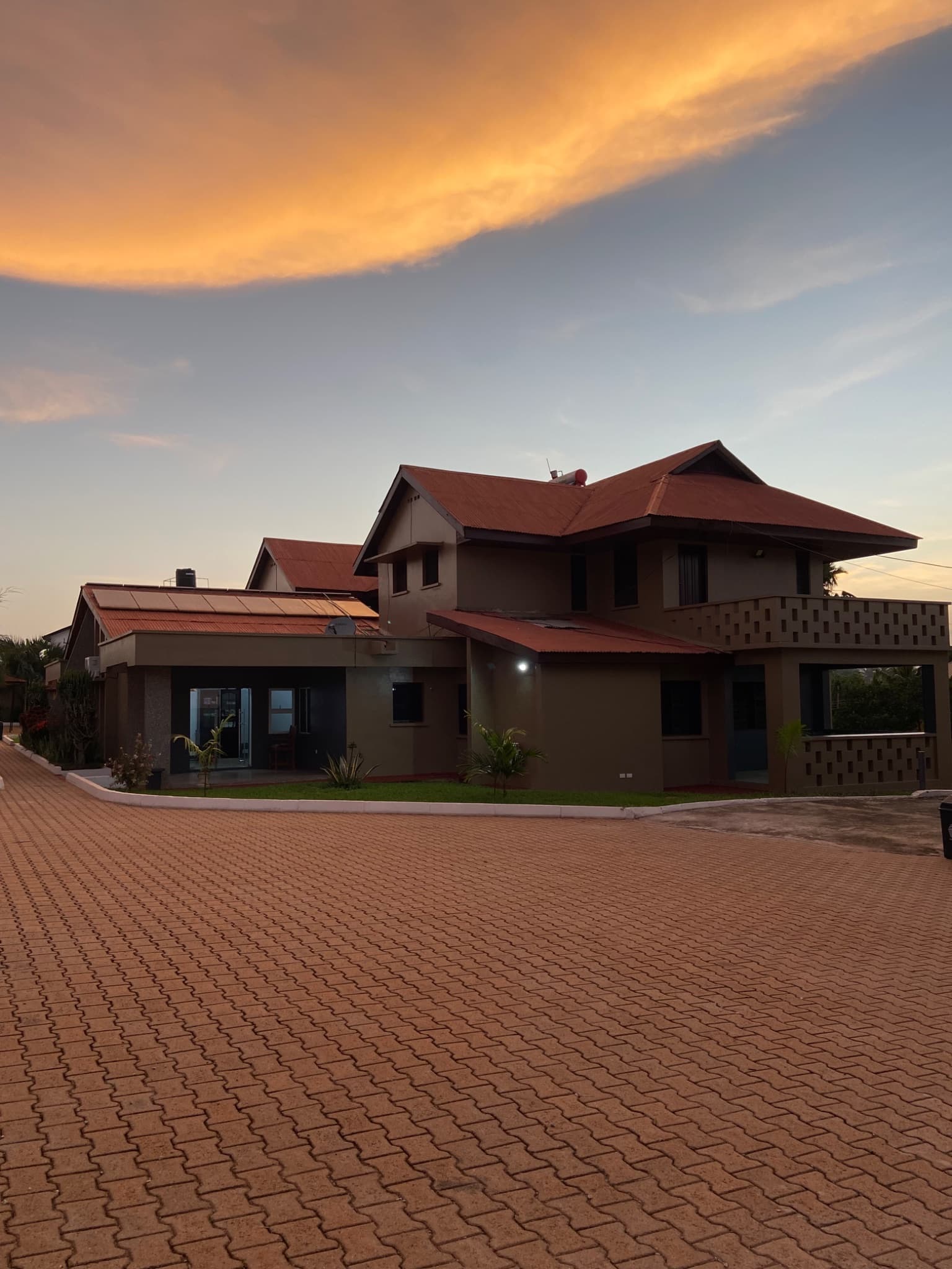 Vibrant Mini Suite - Le Domaine Apartments at Odeneho-Kwadaso
