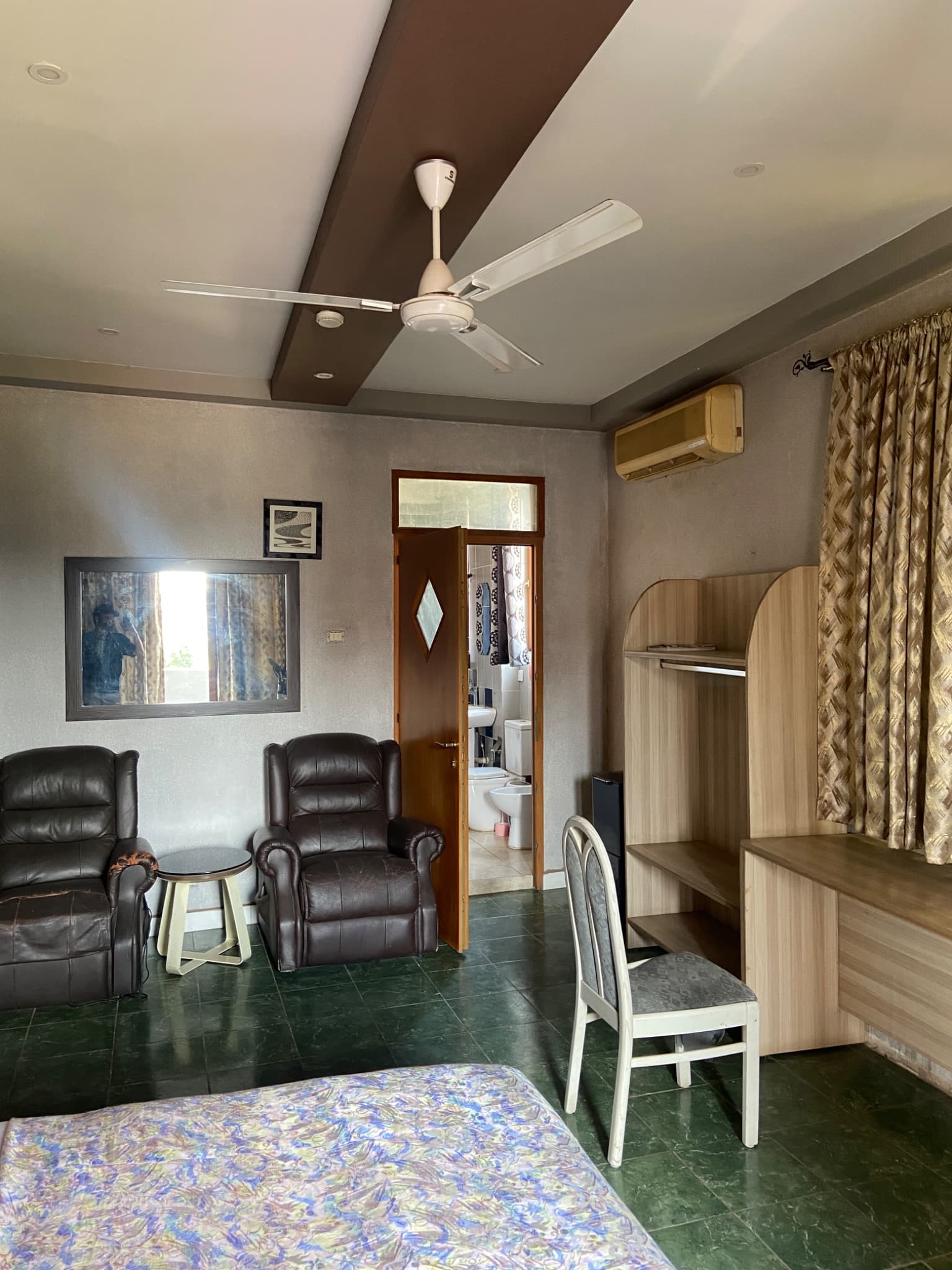 Elegant Executive Suite - Zara’s Pride Hotel at Fawoade photo 5
